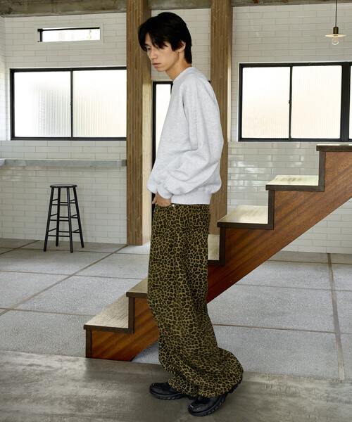 GAP(ギャップ)の「PUBLUX × GAP/ギャップ 別注 ドッグ グラフィック プリント 裏起毛 スウェット 限定展開(スウェット・メンズ・ネイビー/ブラウン/ピンク/ライトグレー・SMALL/MEDIUM/LARGE)」の13枚目の写真