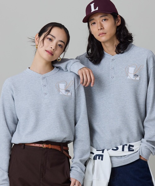 LACOSTE(ラコステ)の「【オンライン限定】LACOSTE オーバーサイズ ワンポイント刺繍ロゴ ヘンリーネック長袖Tシャツ / ワッフルカットソー(Tシャツ/カットソー・メンズ・グレー/ネイビー/カーキ・5/4/6/2/3)」の1枚目の写真