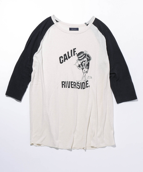 AMERICAN RAG CIE(アメリカンラグシー)の「AMERICAN RAG CIE シルク100%ラグランTシャツ「CALIF. RIVERSIDE,」【WEB限定】(Tシャツ/カットソー・メンズ・オフホワイト/ブラック系その他/ネイビー・2/3/1)」の2枚目の写真