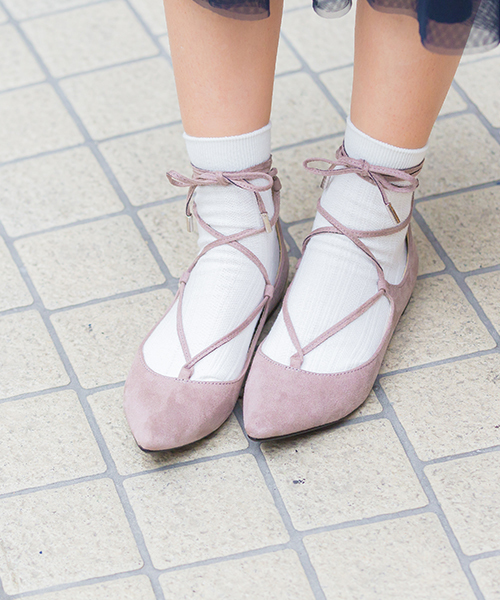 menue（メヌエ）の「ポインテッドトゥ フラットヒール レースアップシューズ（パンプス・レディース・グレイッシュベージュ/コーラルピンク/キャメル/シルバー/ブラック系その他/パイソン/グレー/ブラウン/ブラック/カーキ/インディゴブルー・4L/3L/LL/S/M/SS/L）」の6枚目の写真