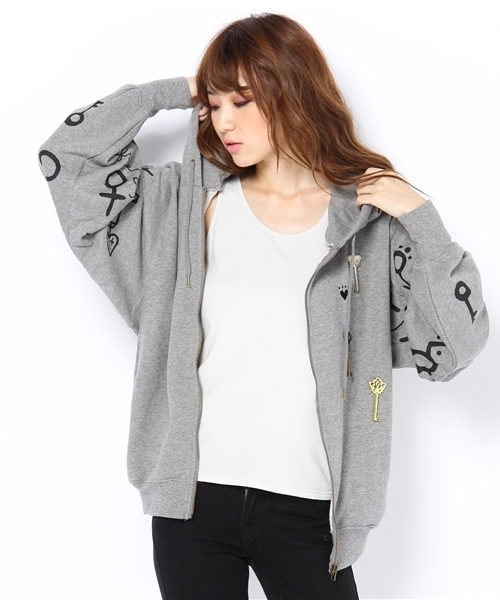 LB-03（エルビー・ゼロスリー）の「【LB-03×青山テルマ】ペイントKEYパーカー（パーカー・レディース・グレー系/ブラック系/ホワイト系・FREE）」の6枚目の写真