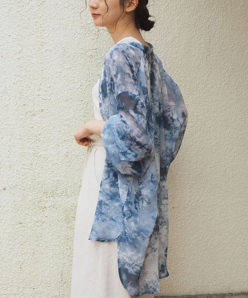 tiptop（ティップトップ）の「2020SS　タイダイ柄シアーバンドカラーシャツ（シャツ/ブラウス・レディース・ベージュ/ブルー/グリーン/アイボリー・FREE）」の4枚目の写真