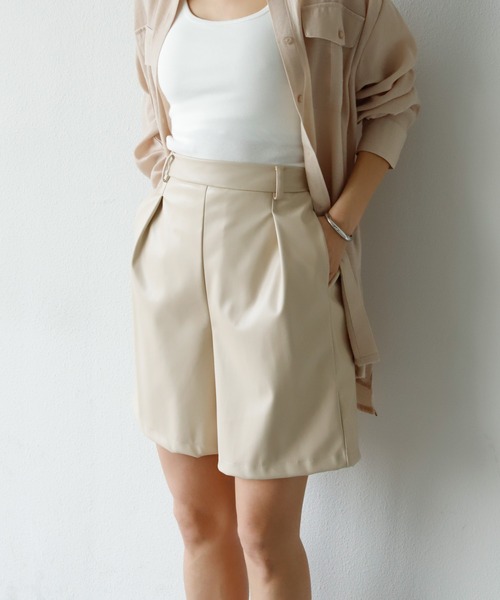 Auntie Rosa Holiday(アンティローザホリデー)の「フェイクレザーハーフパンツ(その他パンツ・レディース・ブラック/ベージュ/カーキ・FREE)」の3枚目の写真