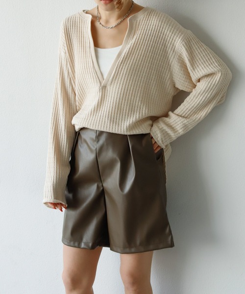 Auntie Rosa Holiday(アンティローザホリデー)の「フェイクレザーハーフパンツ(その他パンツ・レディース・ブラック/ベージュ/カーキ・FREE)」の1枚目の写真