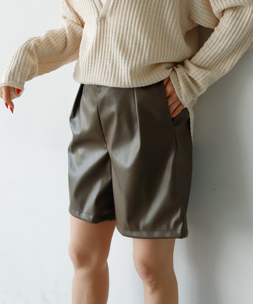 Auntie Rosa Holiday(アンティローザホリデー)の「フェイクレザーハーフパンツ(その他パンツ・レディース・ブラック/ベージュ/カーキ・FREE)」の8枚目の写真