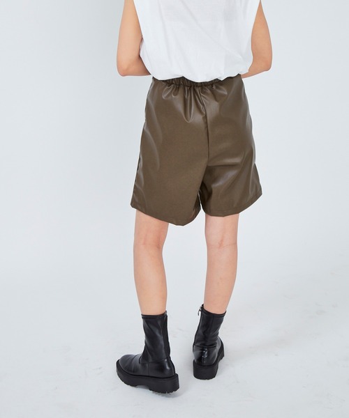 Auntie Rosa Holiday(アンティローザホリデー)の「フェイクレザーハーフパンツ(その他パンツ・レディース・ブラック/ベージュ/カーキ・FREE)」の13枚目の写真