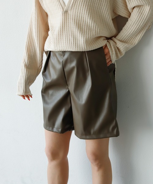 Auntie Rosa Holiday(アンティローザホリデー)の「フェイクレザーハーフパンツ(その他パンツ・レディース・ブラック/ベージュ/カーキ・FREE)」の10枚目の写真