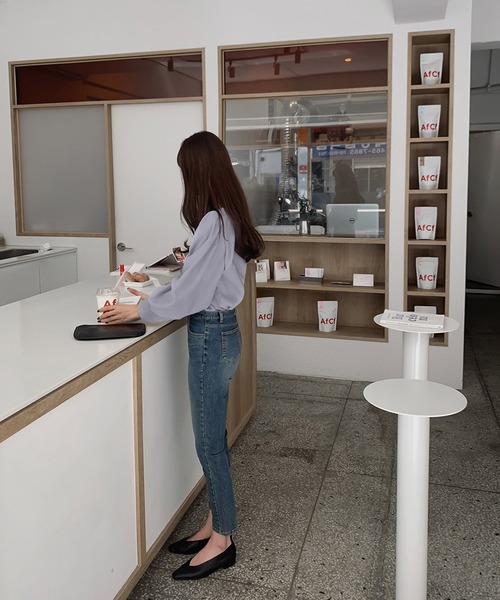 Girly Doll（ガーリードール）の「ギャザーボリューム袖ブラウス（シャツ/ブラウス・レディース・オフホワイト/ブルー/ブラック/ピンクベージュ/ミント/グレイッシュベージュ/ネイビー/グレー/ベージュ・M/L）」の11枚目の写真