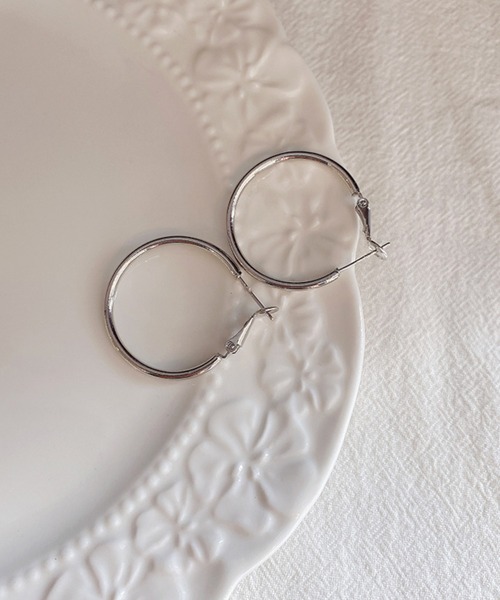 juweel（ユウェル）の「フープピアス（ピアス（両耳用）・レディース・ゴールド系3/ゴールド系5/シルバー系2/シルバー系5/シルバー系3/シルバー系4/シルバー系1/ゴールド系2/ゴールド系6/ゴールド系4/ゴールド系1・4/6/7/5/3/2）」の2枚目の写真