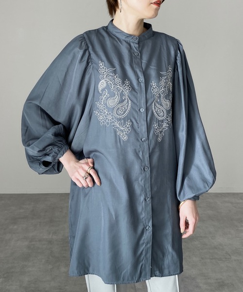 She's Closet（シーズクローゼット）の「刺繍入りバンドカラーチュニックブラウス（チュニック・レディース・オリーブ/アイボリー/ダークブルー・FREE）」の3枚目の写真