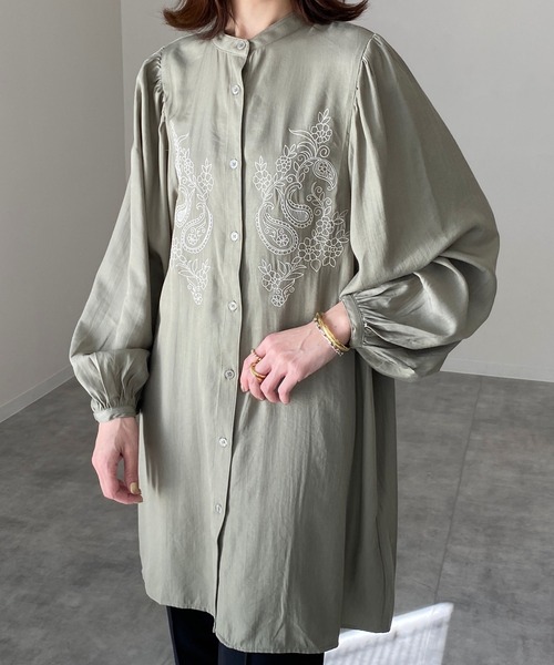 She's Closet（シーズクローゼット）の「刺繍入りバンドカラーチュニックブラウス（チュニック・レディース・オリーブ/アイボリー/ダークブルー・FREE）」の2枚目の写真