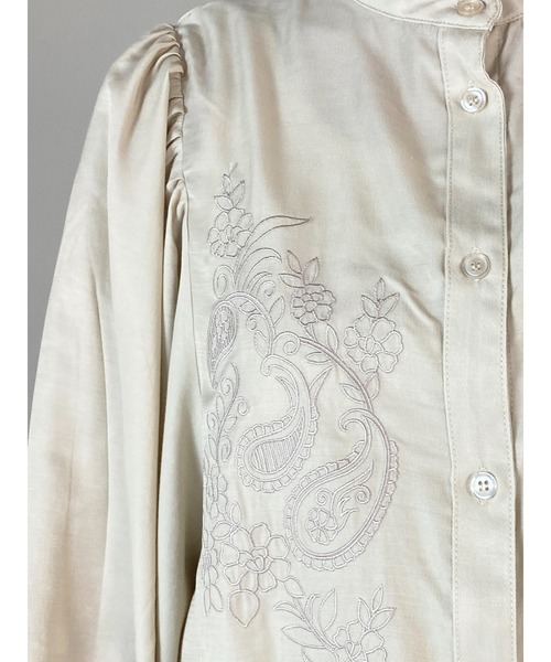 She's Closet（シーズクローゼット）の「刺繍入りバンドカラーチュニックブラウス（チュニック・レディース・オリーブ/アイボリー/ダークブルー・FREE）」の19枚目の写真