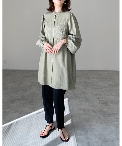 She's Closet（シーズクローゼット）の「刺繍入りバンドカラーチュニックブラウス（チュニック・レディース・オリーブ/アイボリー/ダークブルー・FREE）」の14枚目の写真