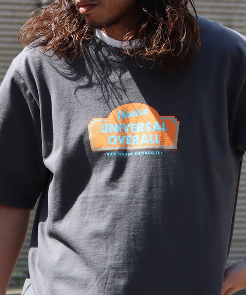 UNIVERSAL OVERALL(ユニバーサルオーバーオール)の「UNIVERSAL OVERALL/ユニバーサルオーバーオール SALOON GRAPHIC TEE 半袖Tシャツ(Tシャツ/カットソー・メンズ・チャコール/ホワイト/グレー/ラベンダー・L/M/XL)」の4枚目の写真