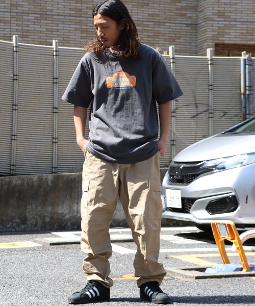 UNIVERSAL OVERALL(ユニバーサルオーバーオール)の「UNIVERSAL OVERALL/ユニバーサルオーバーオール SALOON GRAPHIC TEE 半袖Tシャツ(Tシャツ/カットソー・メンズ・チャコール/ホワイト/グレー/ラベンダー・L/M/XL)」の8枚目の写真