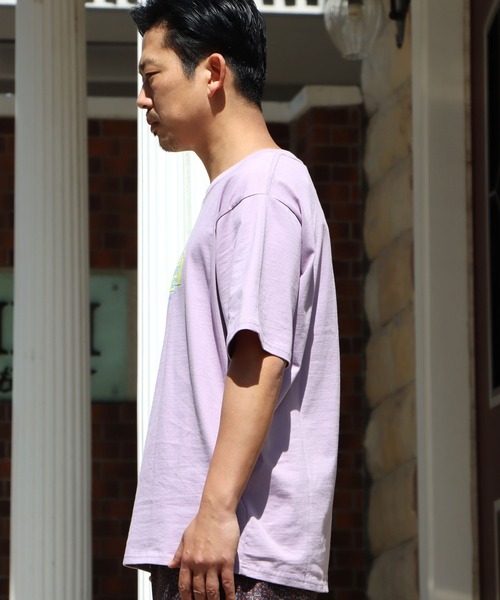 UNIVERSAL OVERALL(ユニバーサルオーバーオール)の「UNIVERSAL OVERALL/ユニバーサルオーバーオール SALOON GRAPHIC TEE 半袖Tシャツ(Tシャツ/カットソー・メンズ・チャコール/ホワイト/グレー/ラベンダー・L/M/XL)」の14枚目の写真