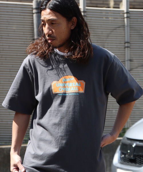 UNIVERSAL OVERALL(ユニバーサルオーバーオール)の「UNIVERSAL OVERALL/ユニバーサルオーバーオール SALOON GRAPHIC TEE 半袖Tシャツ(Tシャツ/カットソー・メンズ・チャコール/ホワイト/グレー/ラベンダー・L/M/XL)」の7枚目の写真