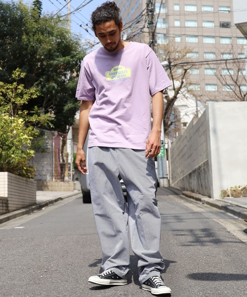 UNIVERSAL OVERALL(ユニバーサルオーバーオール)の「UNIVERSAL OVERALL/ユニバーサルオーバーオール SALOON GRAPHIC TEE 半袖Tシャツ(Tシャツ/カットソー・メンズ・チャコール/ホワイト/グレー/ラベンダー・L/M/XL)」の5枚目の写真