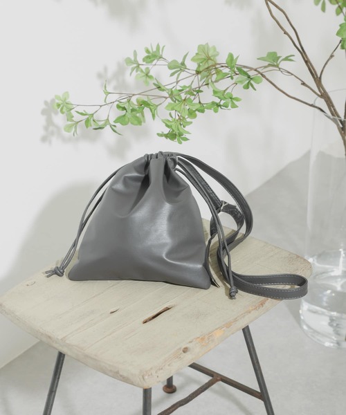 SENSE OF PLACE by URBAN RESEARCH（センスオブプレイスバイアーバンリサーチ）の「フェイクレザーキンチャクショルダーバッグ（バックパック/リュック・メンズ・チャコールグレー/ブラック/カーキ/ライトベージュ・ONE）」の3枚目の写真