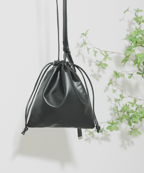 SENSE OF PLACE by URBAN RESEARCH（センスオブプレイスバイアーバンリサーチ）の「フェイクレザーキンチャクショルダーバッグ（バックパック/リュック・メンズ・チャコールグレー/ブラック/カーキ/ライトベージュ・ONE）」の2枚目の写真