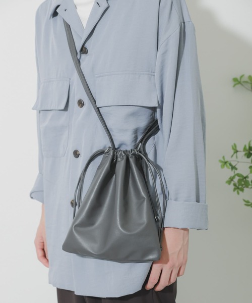 SENSE OF PLACE by URBAN RESEARCH（センスオブプレイスバイアーバンリサーチ）の「フェイクレザーキンチャクショルダーバッグ（バックパック/リュック・メンズ・チャコールグレー/ブラック/カーキ/ライトベージュ・ONE）」の10枚目の写真