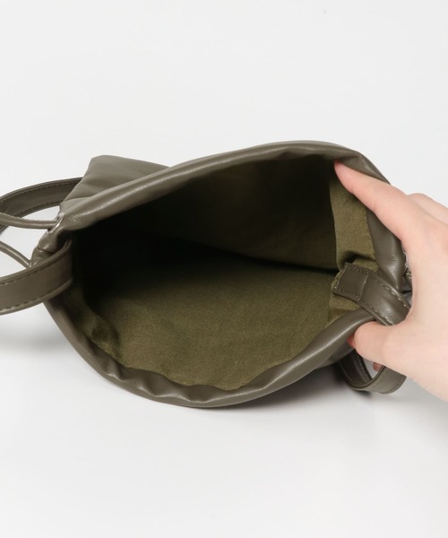 SENSE OF PLACE by URBAN RESEARCH（センスオブプレイスバイアーバンリサーチ）の「フェイクレザーキンチャクショルダーバッグ（バックパック/リュック・メンズ・チャコールグレー/ブラック/カーキ/ライトベージュ・ONE）」の11枚目の写真