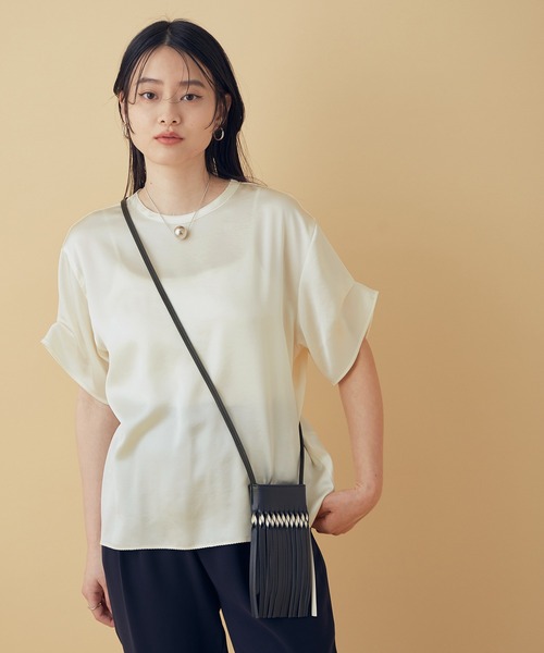 ADAM ET ROPE'(アダムエロペ)の「サテンTブラウス(Tシャツ/カットソー・レディース・ベージュ/オフホワイト・FREE)」の2枚目の写真