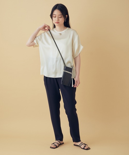 ADAM ET ROPE'(アダムエロペ)の「サテンTブラウス(Tシャツ/カットソー・レディース・ベージュ/オフホワイト・FREE)」の6枚目の写真