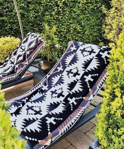 PENDLETON（ペンドルトン）の「OVERSIZED JACQUARD TOWEL（タオル・メンズ・コーラル/レッド/ダークグレー/ブラック系その他/ブラック系その他3/ベージュ系その他3/ネイビー/ライトグレー/ブラック/グレー系その他/ブラウン系その他2/ベージュ系その他2/ブルー系その他/ブラウン/タン/その他2/ベージュ系その他/ブラック系その他4/グレー/アクア/ブラウン系その他/その他1/グリーン系その他/ブラック×ホワイト/その他4/ベージュ系その他5/ベージュ系その他4/ターコイズブルー・ONE SIZE）」の3枚目の写真