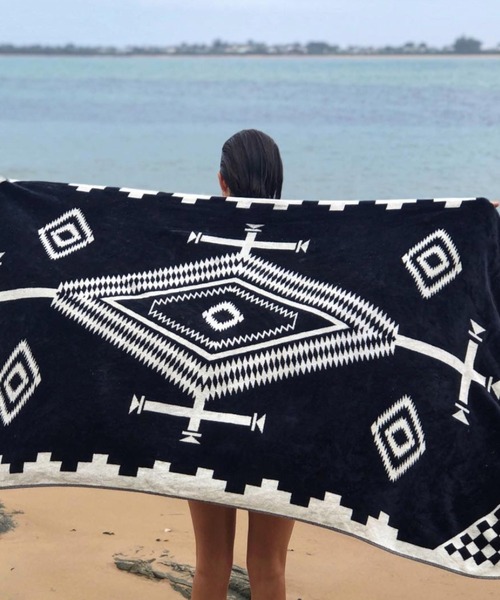 PENDLETON（ペンドルトン）の「OVERSIZED JACQUARD TOWEL（タオル・メンズ・コーラル/レッド/ダークグレー/ブラック系その他/ブラック系その他3/ベージュ系その他3/ネイビー/ライトグレー/ブラック/グレー系その他/ブラウン系その他2/ベージュ系その他2/ブルー系その他/ブラウン/タン/その他2/ベージュ系その他/ブラック系その他4/グレー/アクア/ブラウン系その他/その他1/グリーン系その他/ブラック×ホワイト/その他4/ベージュ系その他5/ベージュ系その他4/ターコイズブルー・ONE SIZE）」の4枚目の写真