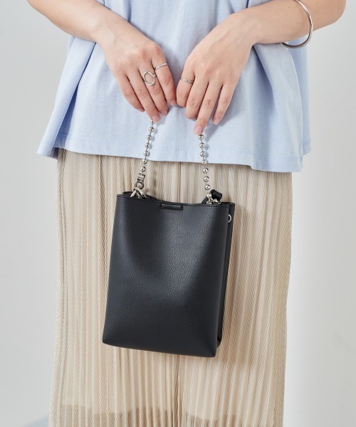 cepo（セポ）の「ボールチェーンミニショルダー（ショルダーバッグ・レディース・ブラック/ベージュ・FREE）」の2枚目の写真