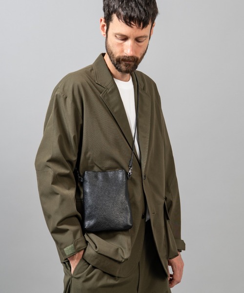 MR.OLIVE(ミスターオリーブ)の「ミラノグラインレザー/ミニスクエアショルダーバッグ(タイニーサコッシュ)(ショルダーバッグ・メンズ・ブラック/ホワイト系その他・FREE)」の2枚目の写真