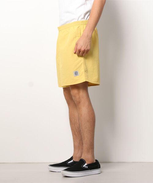 VALLIS by FACTOTUM（ヴァリスバイファクトタム）の「【VALLIS by FACTOTUM】別注ナイロンイージーカラーショーツ（その他パンツ・メンズ・イエロー・LARGE/MEDIUM）」の2枚目の写真