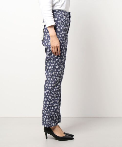 MADEMOISELLE ROPE'(マドモアゼル ロペ)の「【ROLLA'S】オリジナルストレートフラワープリントデニム(デニムパンツ・レディース・ネイビー・34/36/38)」の2枚目の写真