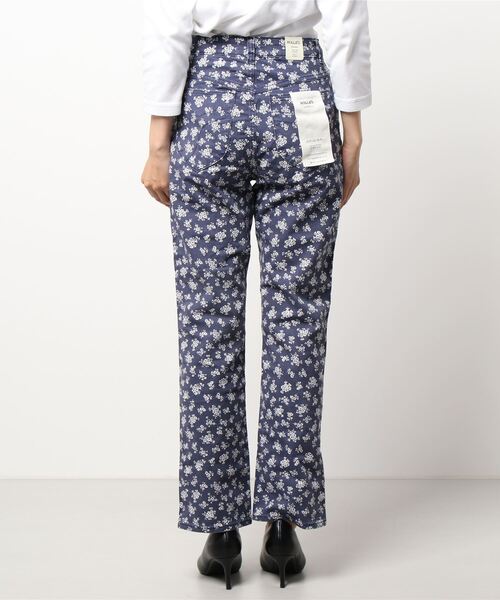 MADEMOISELLE ROPE'(マドモアゼル ロペ)の「【ROLLA'S】オリジナルストレートフラワープリントデニム(デニムパンツ・レディース・ネイビー・34/36/38)」の3枚目の写真