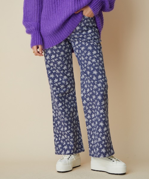 MADEMOISELLE ROPE'(マドモアゼル ロペ)の「【ROLLA'S】オリジナルストレートフラワープリントデニム(デニムパンツ・レディース・ネイビー・34/36/38)」の1枚目の写真