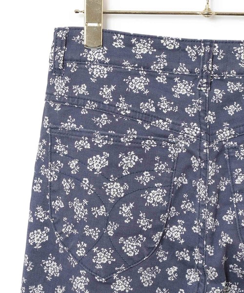 MADEMOISELLE ROPE'(マドモアゼル ロペ)の「【ROLLA'S】オリジナルストレートフラワープリントデニム(デニムパンツ・レディース・ネイビー・34/36/38)」の4枚目の写真