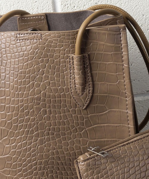 me+em select（ミームセレクト）の「ミニポーチ付きクロコ柄トートバッグ（トートバッグ・レディース・ブラック/ベージュ/ブラウン/アイボリー・FREE）」の15枚目の写真