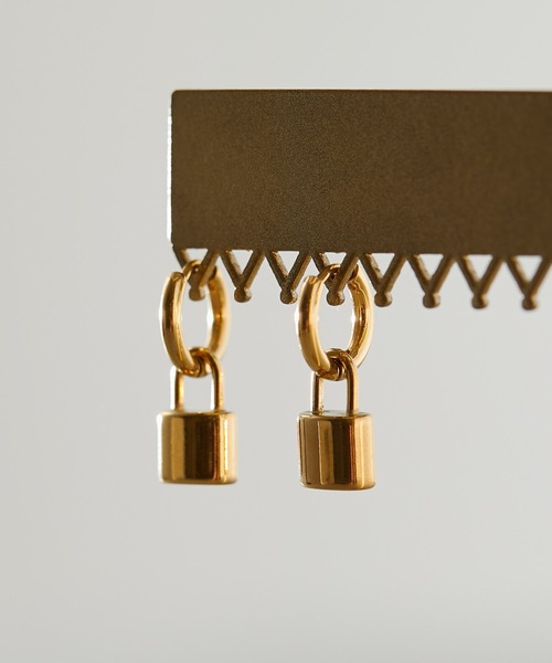 ear PAPILLONNER（イアパピヨネ）の「ステンレスパドロックピアス（ピアス（両耳用）・レディース・シルバー/ゴールド・FREE）」の2枚目の写真