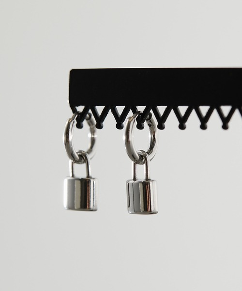 ear PAPILLONNER（イアパピヨネ）の「ステンレスパドロックピアス（ピアス（両耳用）・レディース・シルバー/ゴールド・FREE）」の3枚目の写真