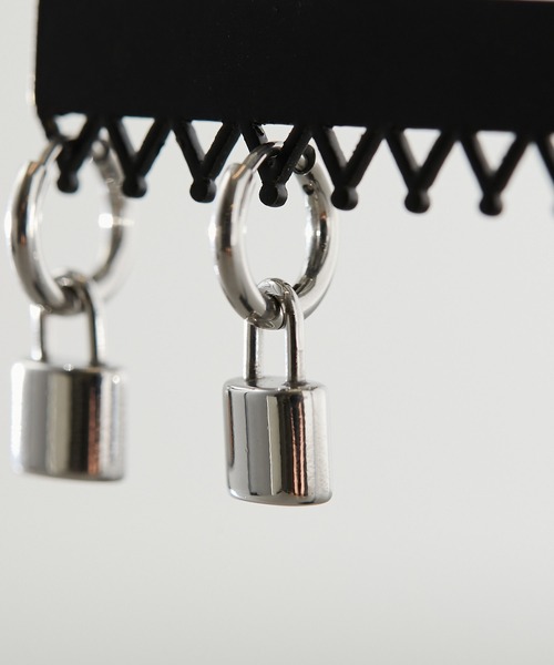 ear PAPILLONNER（イアパピヨネ）の「ステンレスパドロックピアス（ピアス（両耳用）・レディース・シルバー/ゴールド・FREE）」の4枚目の写真