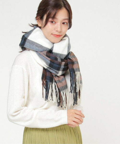 ikka(イッカ)の「大伴チェックストール(マフラー・レディース・グリーン/ベージュ/レッド/ミント/ネイビー/ブラウン・FREE)」の2枚目の写真