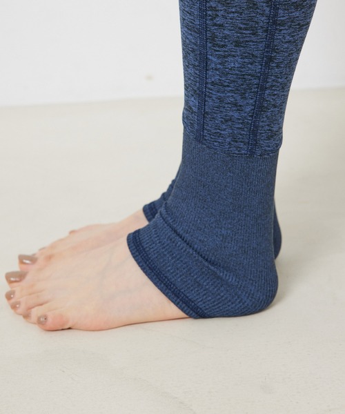 Alo Yoga(アロヨガ)の「【alo】ハイウエストアローソフトラウンジレギンス(レギンス/スパッツ・レディース・ブラック/グレー/ネイビー/ピンク・S/X-SMALL)」の19枚目の写真