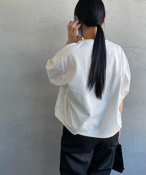 AMERICANA（アメリカーナ）の「[Americana×JEANS FACTORY/アメリカーナ×ジーンズファクトリー] 別注 ショート丈ワイドシルエット フロッキープリントTシャツ（Tシャツ/カットソー・レディース・ホワイト/ブラック/レッド・ONE SIZE）」の11枚目の写真