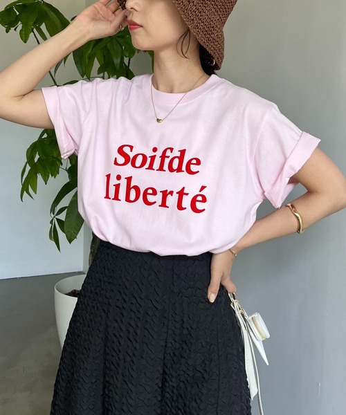 CAPRICIEUX LE'MAGE（カプリシューレマージュ）の「＜新色追加 / ネイビー・ピンク＞liberte' Tシャツ（Tシャツ/カットソー・レディース・チャコールグレー/グリーン/オレンジ/ネイビー/ピンク・FREE）」の5枚目の写真