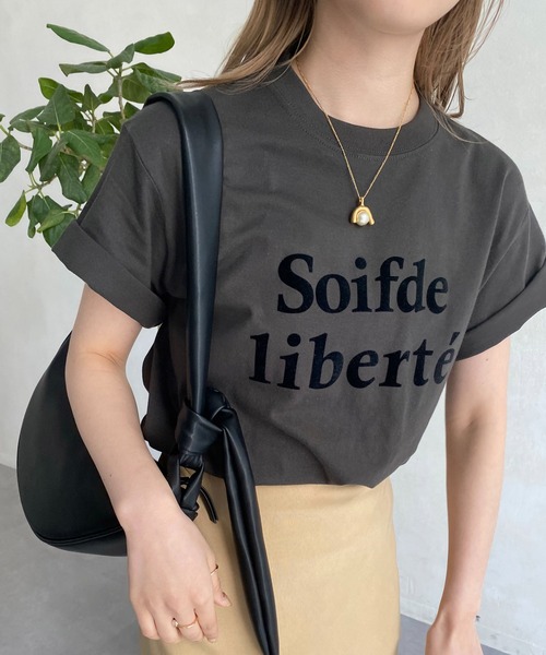 CAPRICIEUX LE'MAGE（カプリシューレマージュ）の「＜新色追加 / ネイビー・ピンク＞liberte' Tシャツ（Tシャツ/カットソー・レディース・チャコールグレー/グリーン/オレンジ/ネイビー/ピンク・FREE）」の11枚目の写真