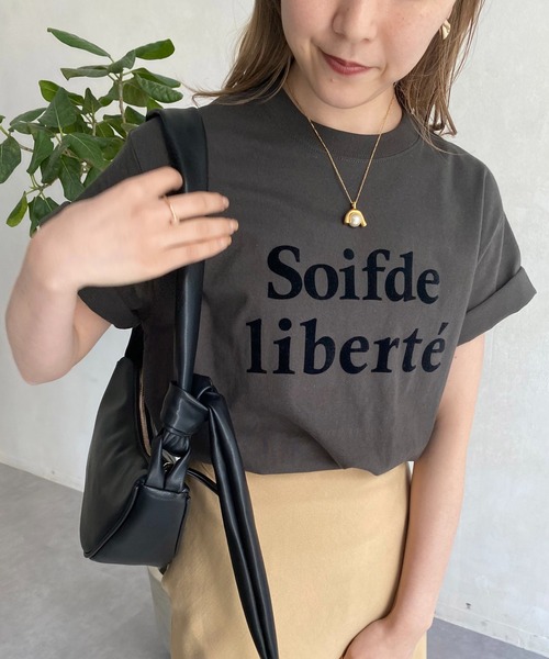 CAPRICIEUX LE'MAGE（カプリシューレマージュ）の「＜新色追加 / ネイビー・ピンク＞liberte' Tシャツ（Tシャツ/カットソー・レディース・チャコールグレー/グリーン/オレンジ/ネイビー/ピンク・FREE）」の12枚目の写真