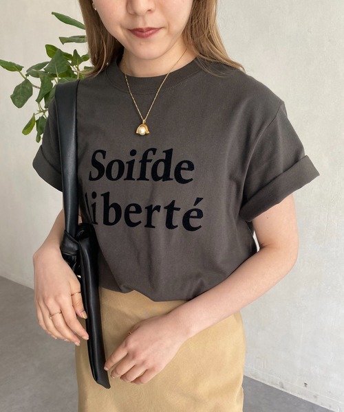 CAPRICIEUX LE'MAGE（カプリシューレマージュ）の「＜新色追加 / ネイビー・ピンク＞liberte' Tシャツ（Tシャツ/カットソー・レディース・チャコールグレー/グリーン/オレンジ/ネイビー/ピンク・FREE）」の13枚目の写真
