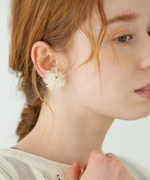 Crisp(クリスプ)の「シアーフラワーイヤリング(イヤリング・レディース・ホワイト/アイボリー・FREE)」の2枚目の写真