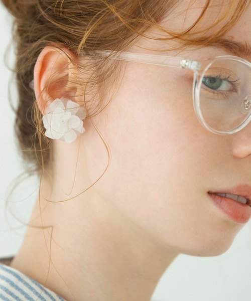 Crisp(クリスプ)の「シアーフラワーイヤリング(イヤリング・レディース・ホワイト/アイボリー・FREE)」の3枚目の写真